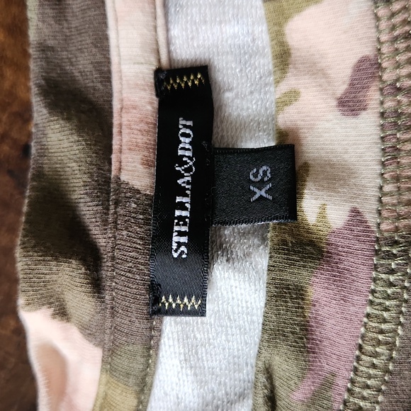 Stella & Dot Crush It Pullover in Green snd Pink Camo - Picture 6 of 6